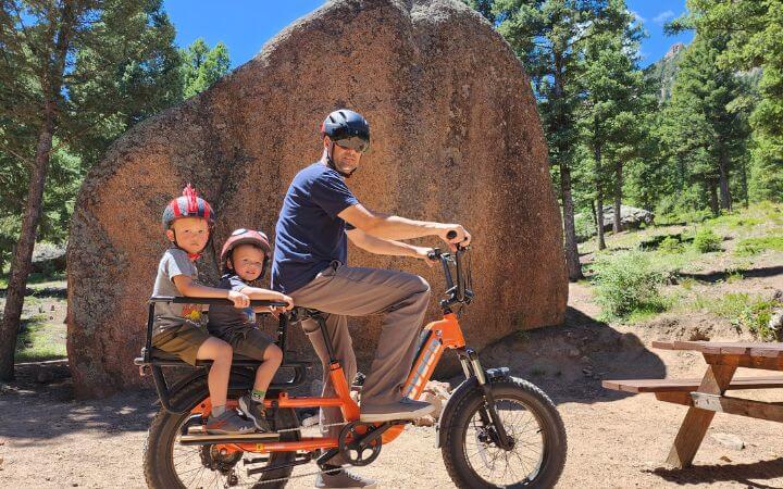 father-with-two-kids-riding-hovsco-ebike