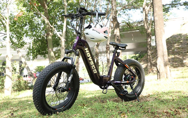 hovsco-purple-ebike-with-helmet
