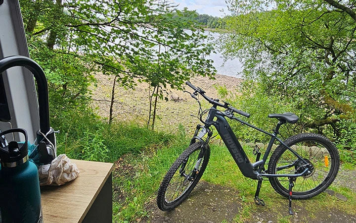 Hovsco-ebikes-in-the-forest