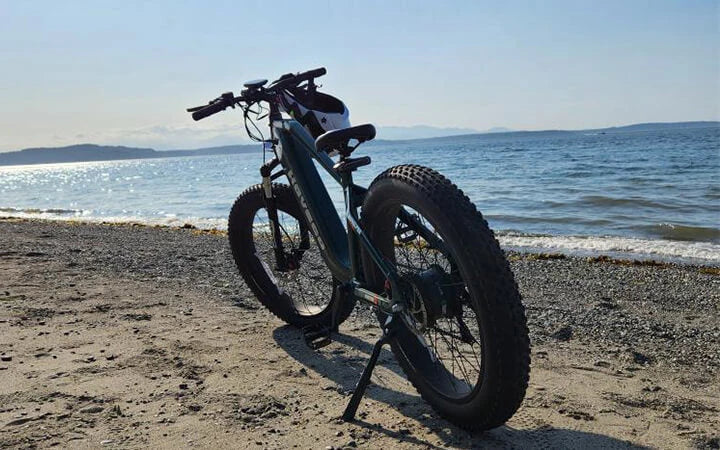 Hovsco-ebike-by-the-blue-sea