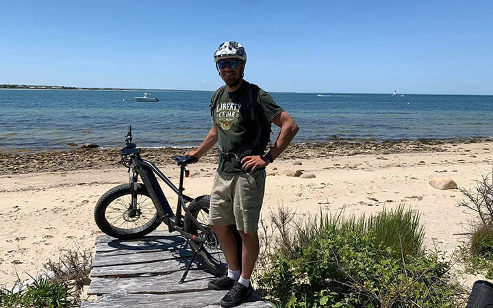 Happy-biking-along-the-sea