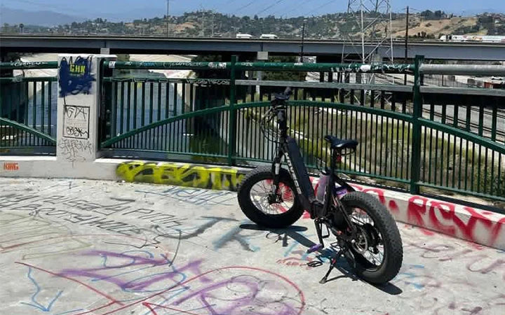 Hovsco-ebike-on-colorful-grond